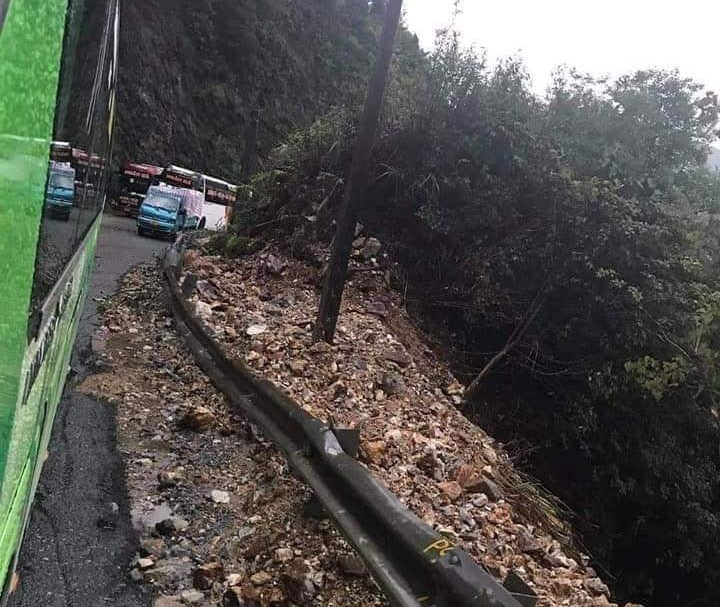 Mưa lớn cũng khiến nhiều tuyến đường bị ùn tắc, các phương tiện giao thông xếp hàng dài di chuyển.