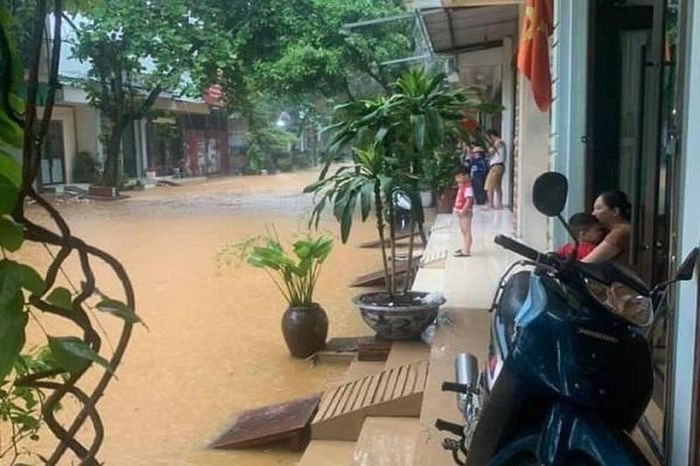 Do ảnh hưởng của mưa lơn, nhiều địa bàn trên TP. Lào Cai xuất hiện tình trạng ngập úng.