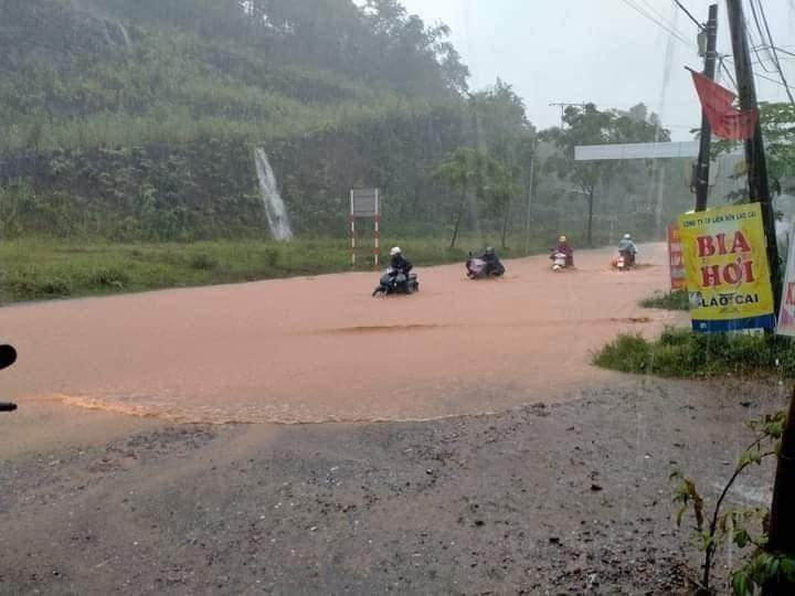 Giao thông đi lại khó khăn, nguy hiểm rình rập.