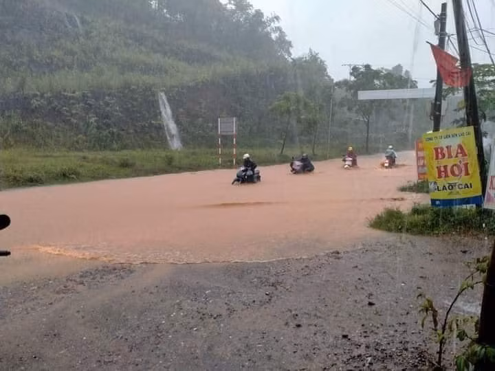 Giao thông đi lại khó khăn, nguy hiểm rình rập.