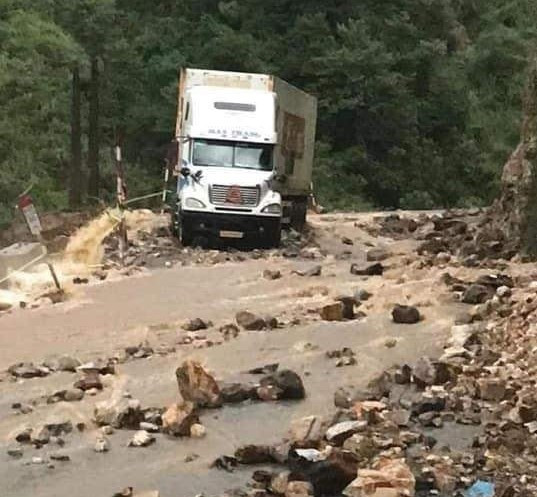 Do ảnh hưởng của mưa lơn kèm gió giật mạnh, nhiều đoạn đường quốc lộ xảy ra tình trạng ngập úng, sạt lở đất đá, gây cản trở, nguy hiểm cho người và phương tiện đi lại.