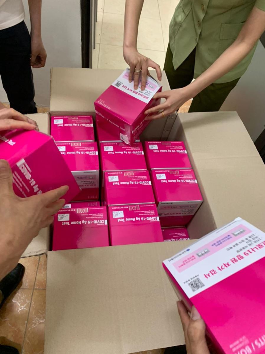  Phát hiện đối tượng vận chuyển, buôn bán trái phép 400 bộ test COVID-19 trên mạng xã hội: Một đối tượng vừa bị Công an quận Cầu Giấy (Hà Nội) bắt giữ khi đang vận chuyển, buôn bán 400 bộ test COVID-19 qua mạng xã hội, không có hoá đơn, nguồn gốc xuất xứ và kiểm định chất lượng. Tại thời điểm kiểm tra, xe ô tô đang lưu thông qua khu vực tòa nhà Tràng An Complex, số 1 Phùng Chí Kiên, Nghĩa Đô, Cầu Giấy, Hà Nội. Trên xe có 400 hộp test COVID-19, người vận chuyển không xuất trình được hóa đơn chứng từ chứng minh nguồn gốc hợp pháp.