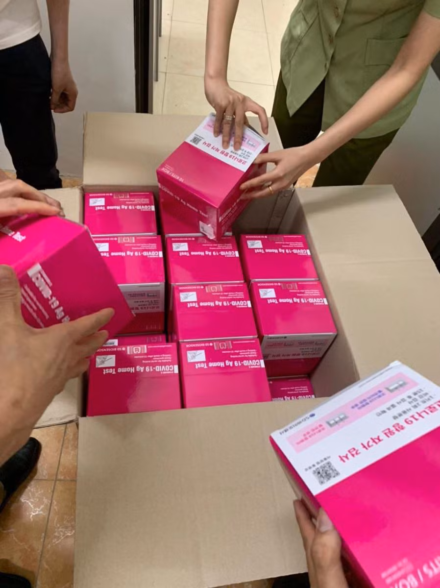  Phát hiện đối tượng vận chuyển, buôn bán trái phép 400 bộ test COVID-19 trên mạng xã hội: Một đối tượng vừa bị Công an quận Cầu Giấy (Hà Nội) bắt giữ khi đang vận chuyển, buôn bán 400 bộ test COVID-19 qua mạng xã hội, không có hoá đơn, nguồn gốc xuất xứ và kiểm định chất lượng. Tại thời điểm kiểm tra, xe ô tô đang lưu thông qua khu vực tòa nhà Tràng An Complex, số 1 Phùng Chí Kiên, Nghĩa Đô, Cầu Giấy, Hà Nội. Trên xe có 400 hộp test COVID-19, người vận chuyển không xuất trình được hóa đơn chứng từ chứng minh nguồn gốc hợp pháp.