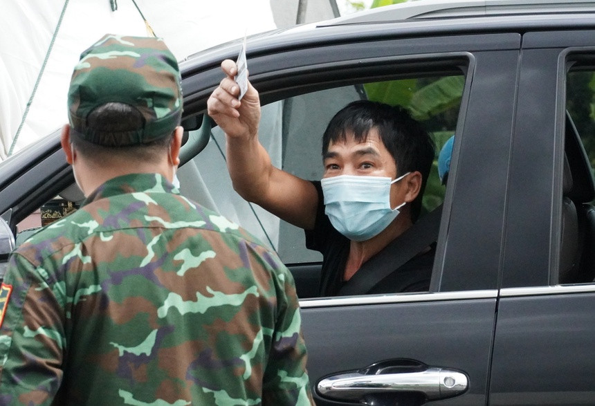  Người vào Thái Bình, Hải Dương cần đáp ứng điều kiện gì: Thái Bình yêu cầu người vào tỉnh này phải có kết quả xét nghiệm âm tính với SARS-CoV-2. Còn người từ vùng dịch đến Hải Dương phải tiêm đủ 2 mũi vaccine hoặc xét nghiệm PCR âm tính. Theo đó, cơ quan này yêu cầu từ 12h ngày 19/7, người vào tỉnh Thái Bình phải có kết quả xét nghiệm âm tính với SARS-CoV-2 (xét nghiệm PCR có giá trị 72 giờ, xét nghiệm nhanh có giá trị 48 giờ). 