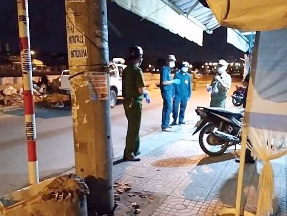  Nghi vợ cặp bồ khi giãn cách xã hội, chồng đâm chết cả 2 người: Tối 17/7, Nguyễn Văn Dũng (47 tuổi, ngụ Mễ Cốc, Phường 15, Quận 8, TP HCM) sau khi nói chuyện điện thoại với vợ là Đỗ Thị Hoàng Diễm (46 tuổi) đã nảy sinh ghen tuông. Nghi ngờ vợ có quan hệ bất chính với anh Nguyễn Thanh Kiến (31 tuổi) nên cầm cây kéo đi tìm rồi đâm anh Kiến tử vong. Sau khi đâm anh Kiến, Dũng về nhà tiếp tục đâm chị Diễm nhiều nhát khiến chị gục tại chỗ. Chị Diễm được đưa đi cấp cứu nhưng chị đã tử vong trên đường đến bệnh viện.