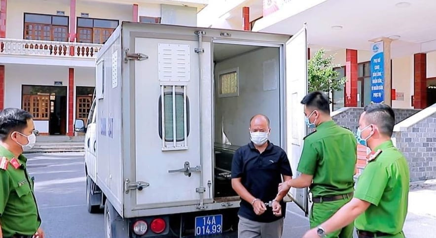 Nguoi dan ong tat CSGT o chot kiem dich COVID-19