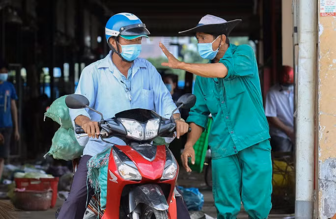 Nhiều quầy sạp đóng cửa trước khi có thông báo tạm ngưng hoạt động, các tiểu thương vội vã chở hàng hoá về lại nhà. 
