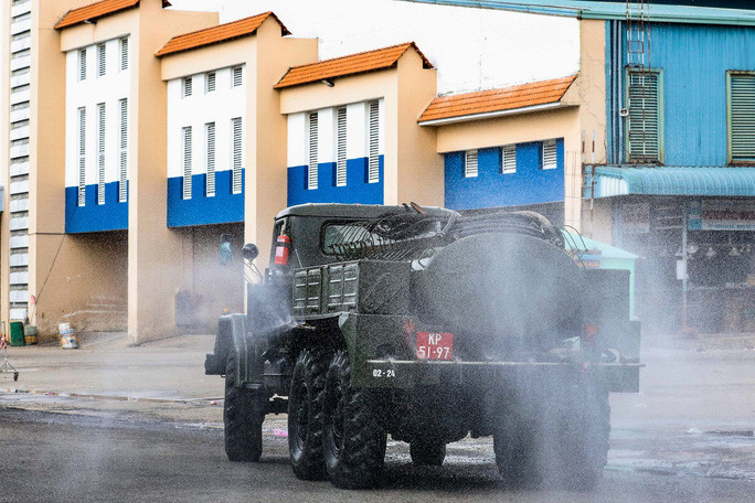 Hệ thống tự động từ các xe chuyên dụng phun thuốc khử khuẩn liên tục xuống mặt đường 