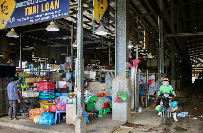 Theo thông báo của Ban Quản lý chợ Bình Điền, các thương nhân có 12 giờ, từ 8 giờ sáng nay 6/7 (thời điểm chợ phải đóng) đến 20 giờ để đưa hàng hóa ra khỏi chợ, chuẩn bị tạm đóng cửa vì có ca nhiễm COVID-19. &gt;&gt;&gt; Mời quý độc giả xem video: Tin nóng Covid-19 sáng 2/6 Quân đội phun khử khuẩn toàn bộ quận Gò Vấp sau phong tỏa