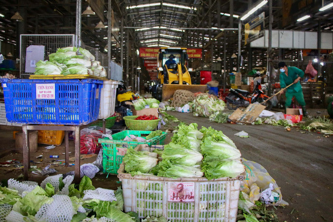 Các khu nhà lồng tại đây sau khi dọn dẹp cũng được phun khử khuẩn một cách kỹ càng.