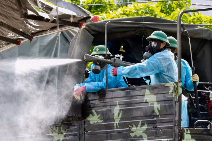 Can canh binh chung hoa hoc phun khu khuan cho Binh Dien