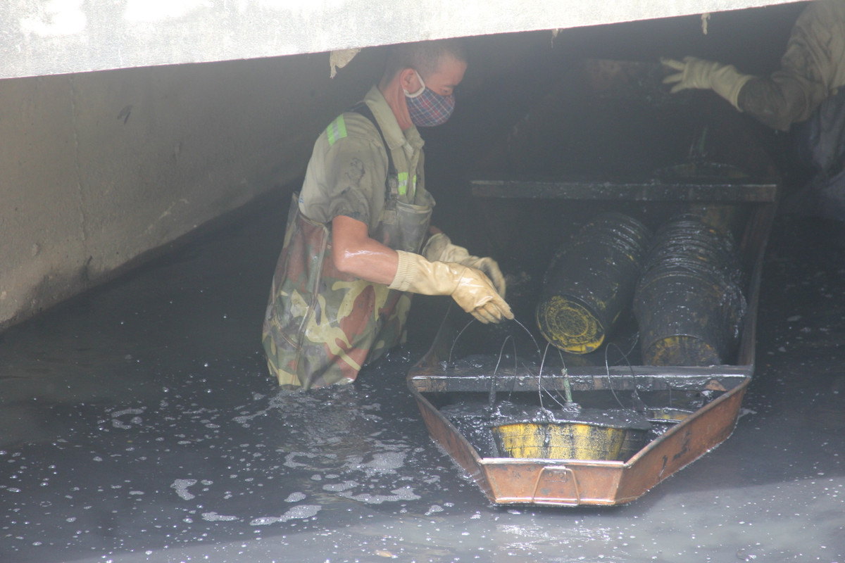 Mặc dù được trang bị ủng, găng tay, khẩu trang nhưng cũng chỉ hạn chế chất thải tiếp xúc với người. Nhiều công nhân vẫn bị ảnh hưởng hệ hô hấp khi trực tiếp hít phải luồng không khí ô nhiễm dưới mương cống.