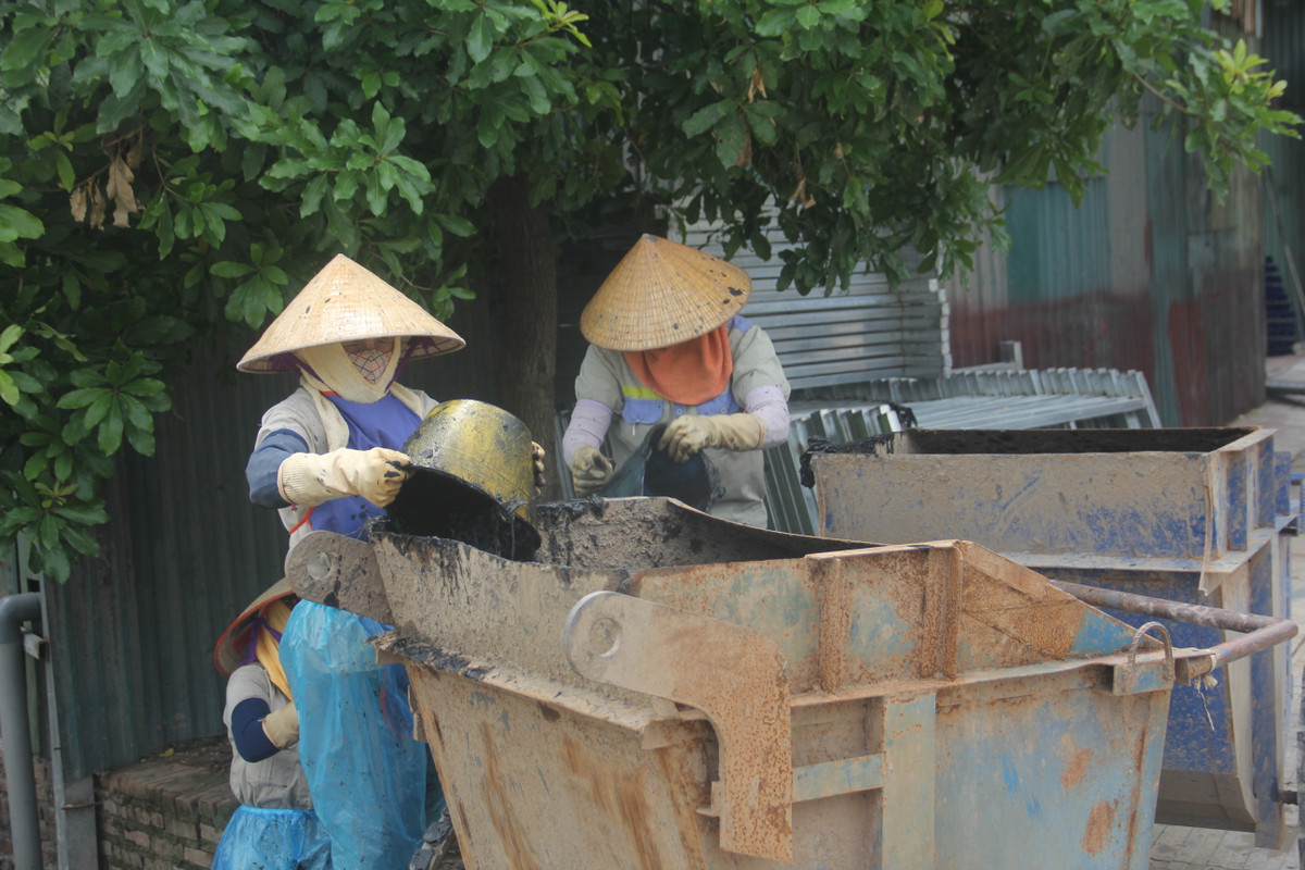 Mặc dù mức thu nhập khá thấp, môi trường làm việc vất vả, ảnh hưởng trực tiếp đến sức khỏe nhưng những người công nhân này vẫn luôn hết mình vì công việc của mình.