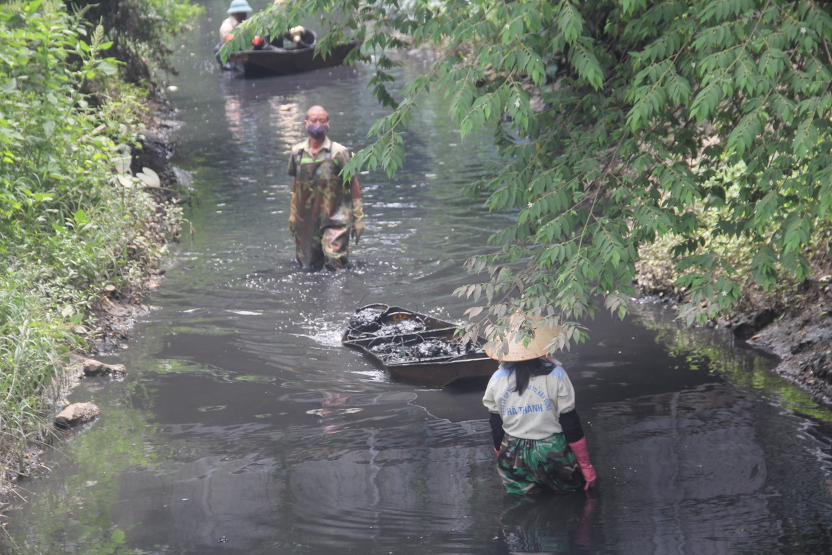 Trong khi người dân đang được ở nhà hoặc ở một nơi cố định để an toàn phòng chống dịch COVID-19 nhưng đội ngũ công nhân vệ sinh thì vẫn phải đi đến các kênh mương, cống nước với dòng nước đen bẩn, bốc mùi hôi thối để làm việc.