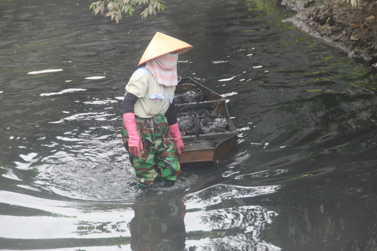 Chị Thúy, công nhân của Công ty Cổ phần Tư vấn Đầu tư Xây dựng Hà Thành cho biết, khi ra đường làm việc, chị và đồng nghiệp vẫn phải tuân thủ các quy định phòng, chống dịch. Chỉ mong trong quá trình vệ sinh cống mương không phải thu gom các đồ vật, rác thải liên quan đến việc phục vụ điều trị bệnh nhân COVID-19, nhất là các khẩu trang mà người dân đã sử dụng.