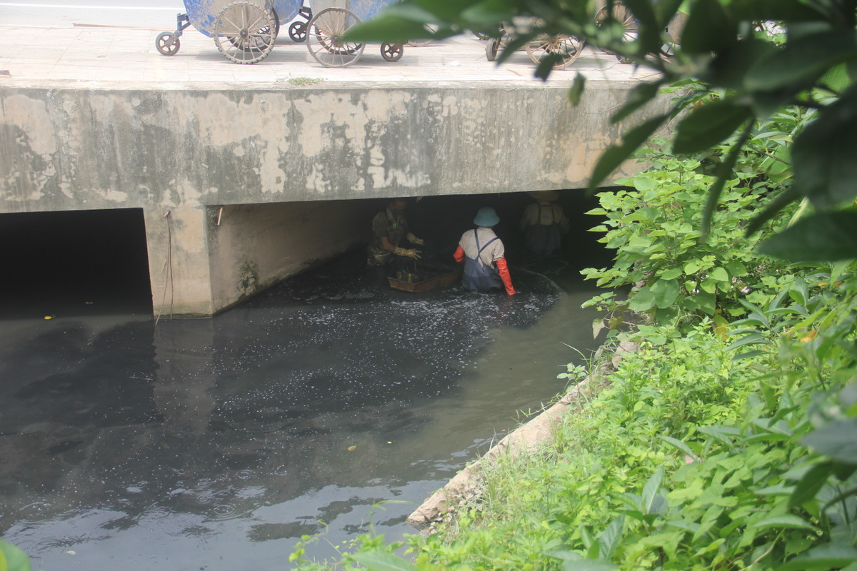 Các kênh mương, cống thoát nước đều bốc mùi hôi thối và thiếu ánh sáng nhưng công nhân môi trường vẫn miệt mài làm việc.