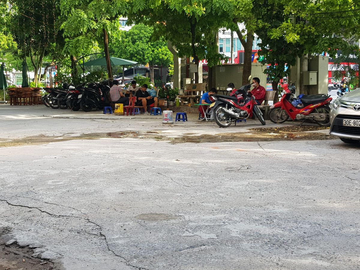 Ghi nhận của PV Báo Tri thức và Cuộc sống, ngày 4/7, trên nhiều tuyến đường thuộc địa bàn quận Cầu Giấy, quán trà đá vỉa hè vẫn ngang nhiên hoạt động, bất chấp lệnh chưa cho phép hoạt động của UBND TP Hà Nội.