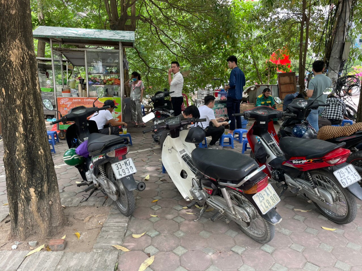 Những xe hàng bán đồ ăn nhanh vỉa hè cũng tranh thủ phục vụ trà đá cho khách trên các tuyến đường thuộc địa bàn quận Cầu Giấy.