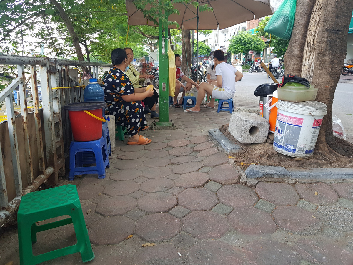 Hiện Hà Nội chưa cho phép mở lại các dịch vụ quán bia, rượu, quán nhậu, quán trà đá... thiết nghĩ lãnh đạo chính quyền địa phương cần nâng cao kiểm soát, xử lý và mỗi người dân nên có ý thức tự giác để bảo vệ bản thân và cộng đồng.