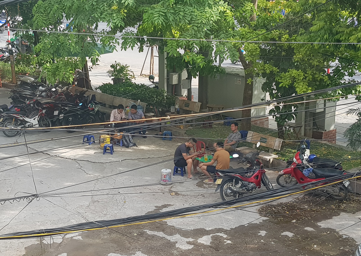 Nhiều người tụ tập, không giữ khoảng cách an toàn, không đeo khẩu trang tại những quán trà đá khiến nguy cơ cao lây nhiễm dịch bệnh COVID-19.