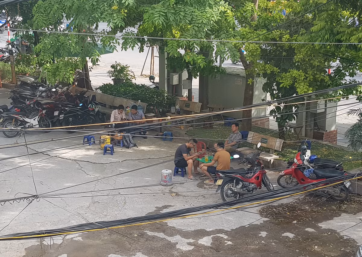 Nhiều người tụ tập, không giữ khoảng cách an toàn, không đeo khẩu trang tại những quán trà đá khiến nguy cơ cao lây nhiễm dịch bệnh COVID-19.