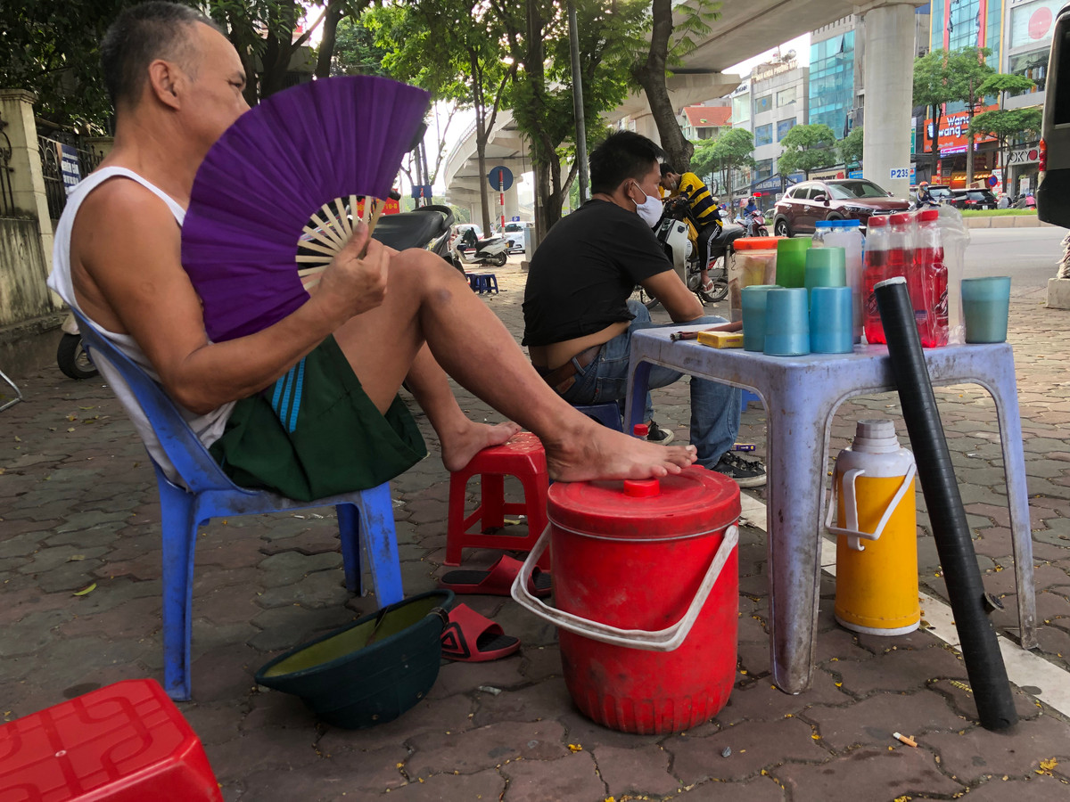 Quán trà đá vỉa hè trên địa bàn quận Cầu Giấy hoạt động rầm rộ như chưa hề có lệnh cấm. Nguy hiểm hơn khi hoạt động công khai này lại không bị lực lượng cơ quan chức năng nào kiểm tra, xử lý.