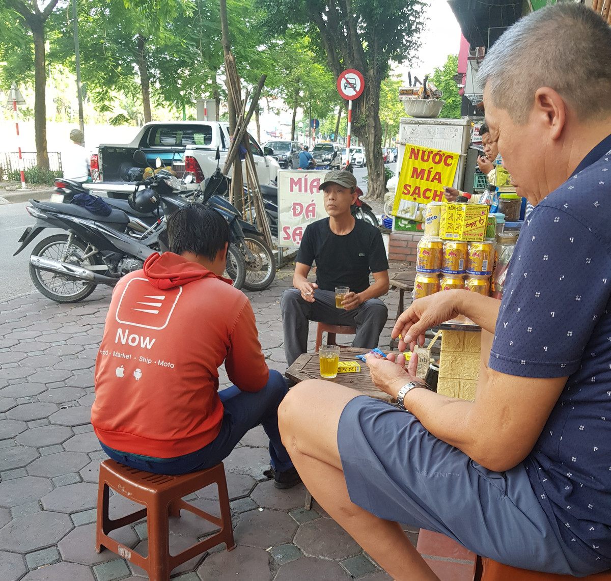 Người dân sinh sống và làm việc tại quận Cầu Giấy đang có tâm lý chủ quan trước diễn biến phức tạp của dịch bệnh.