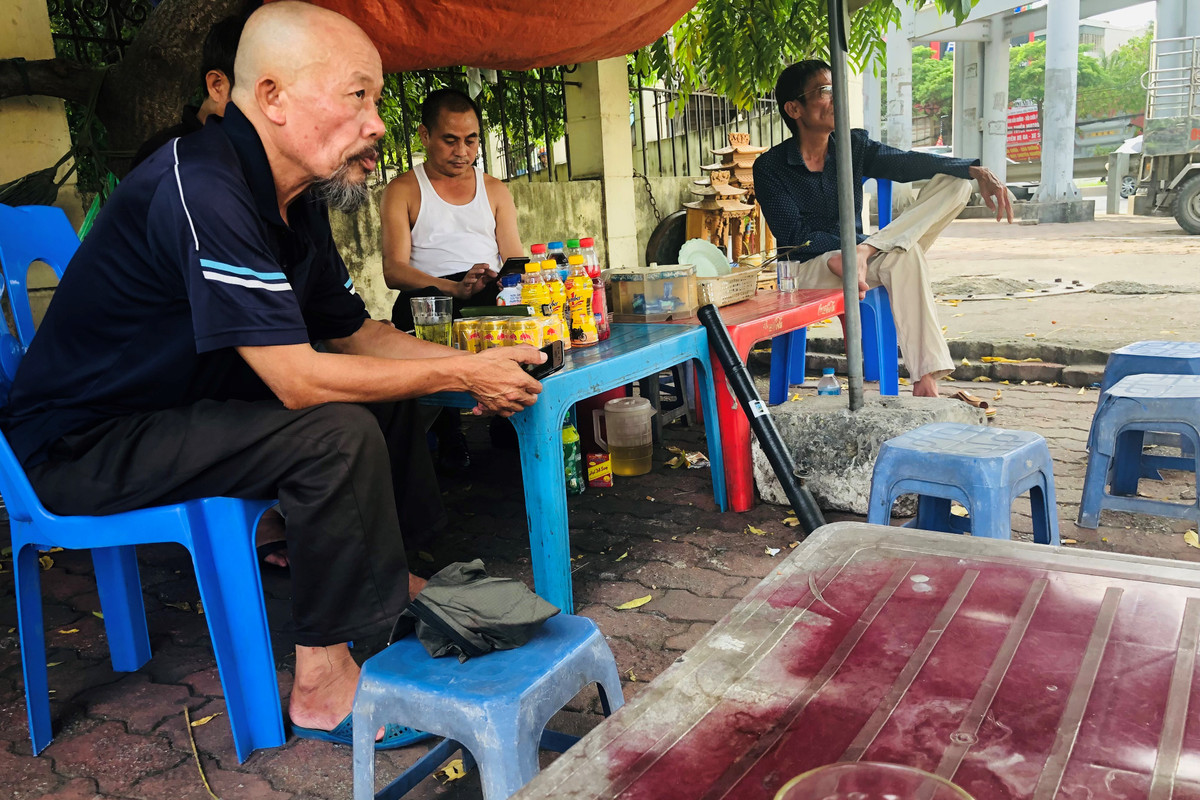 Người dân không đeo khẩu trang, tụ tập tại các quán trà đá.
