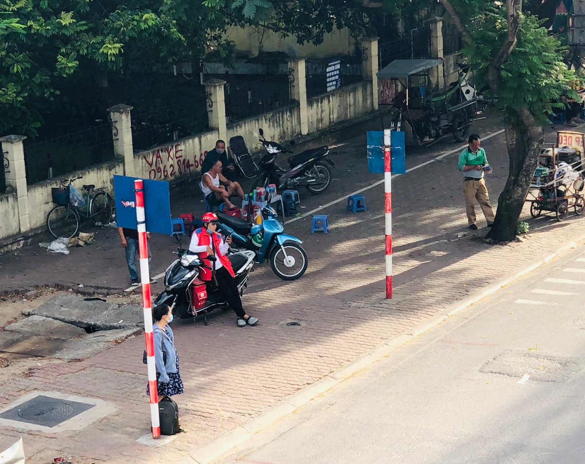 Tại một số điểm dừng chờ xe bus trên đường Hồ Tùng Mậu, nhiều quán trà đá "nhảy dù" hoạt động. Đây là vị trí thường xuyên tập trung đông người nên rất dễ lây nhiễm dịch bệnh.