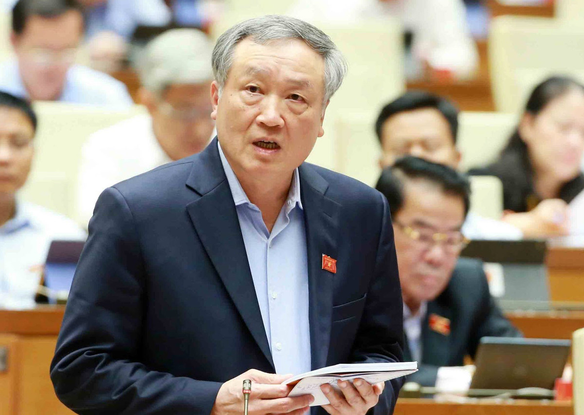 Trước khi trở thành Chánh án TAND tối cao, ông Nguyễn Hòa Bình từng nắm giữ vị trí quan trọng trong ngành công an như Phó tổng cục trưởng Tổng cục Cảnh sát kiêm Cục trưởng Cục Cảnh sát điều tra tội phạm tham nhũng, Bộ Công an, mang cấp hàm thiếu tướng.