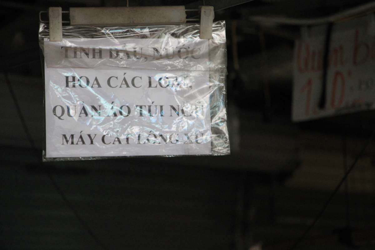 Những chiếc bảng "cô đơn" trong chợ không người.