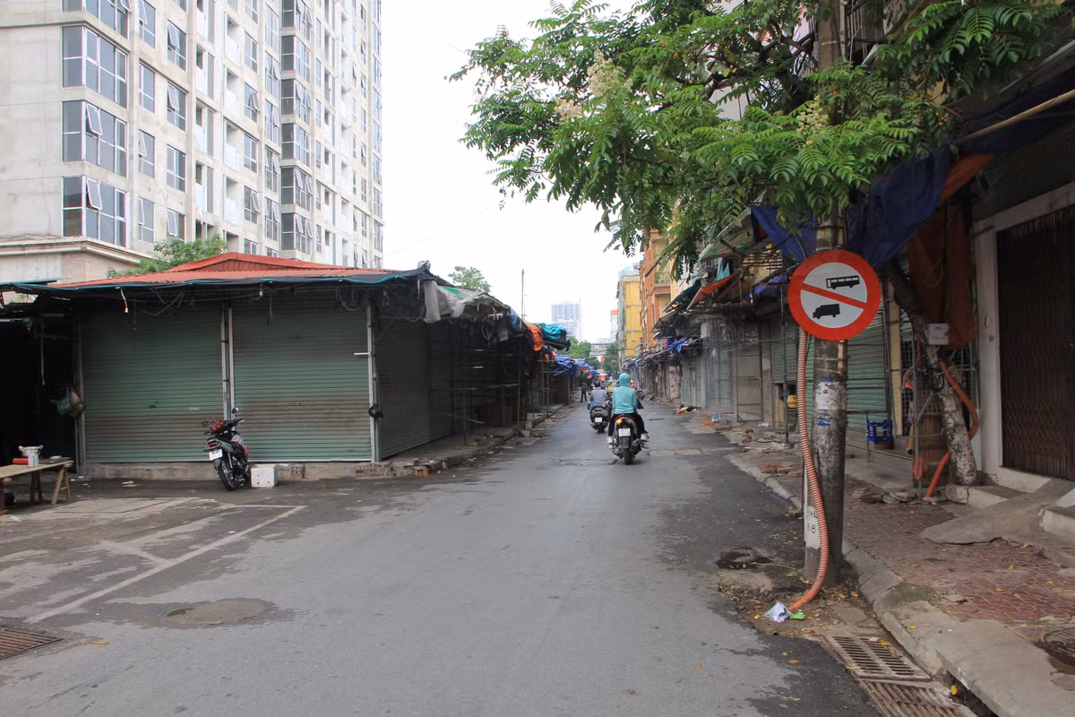 Theo Công điện của TP. Hà Nội, kể từ 0h ngày 19/7/2021, Hà Nội yêu cầu mọi người dân ở tại nhà, chỉ ra ngoài trong trường hợp thật sự cần thiết như đi công tác công vụ, làm việc tại cơ quan, công sở, nhà máy, cơ sở sản xuất, cơ sở kinh doanh dịch vụ, hàng hóa thiết yếu được phép hoạt động, mua lương thực, thực phẩm, thuốc men, cấp cứu, và các trường hợp khẩn cấp khác như khám chữa bệnh; thiên tai, hỏa hoạn… Thực hiện nghiêm thông điệp 5K, giữ khoảng cách tối thiểu 2m khi giao tiếp; không tụ tập quá 5 người ngoài phạm vi công sở, trường học, bệnh viện; khai báo y tế thường xuyên.