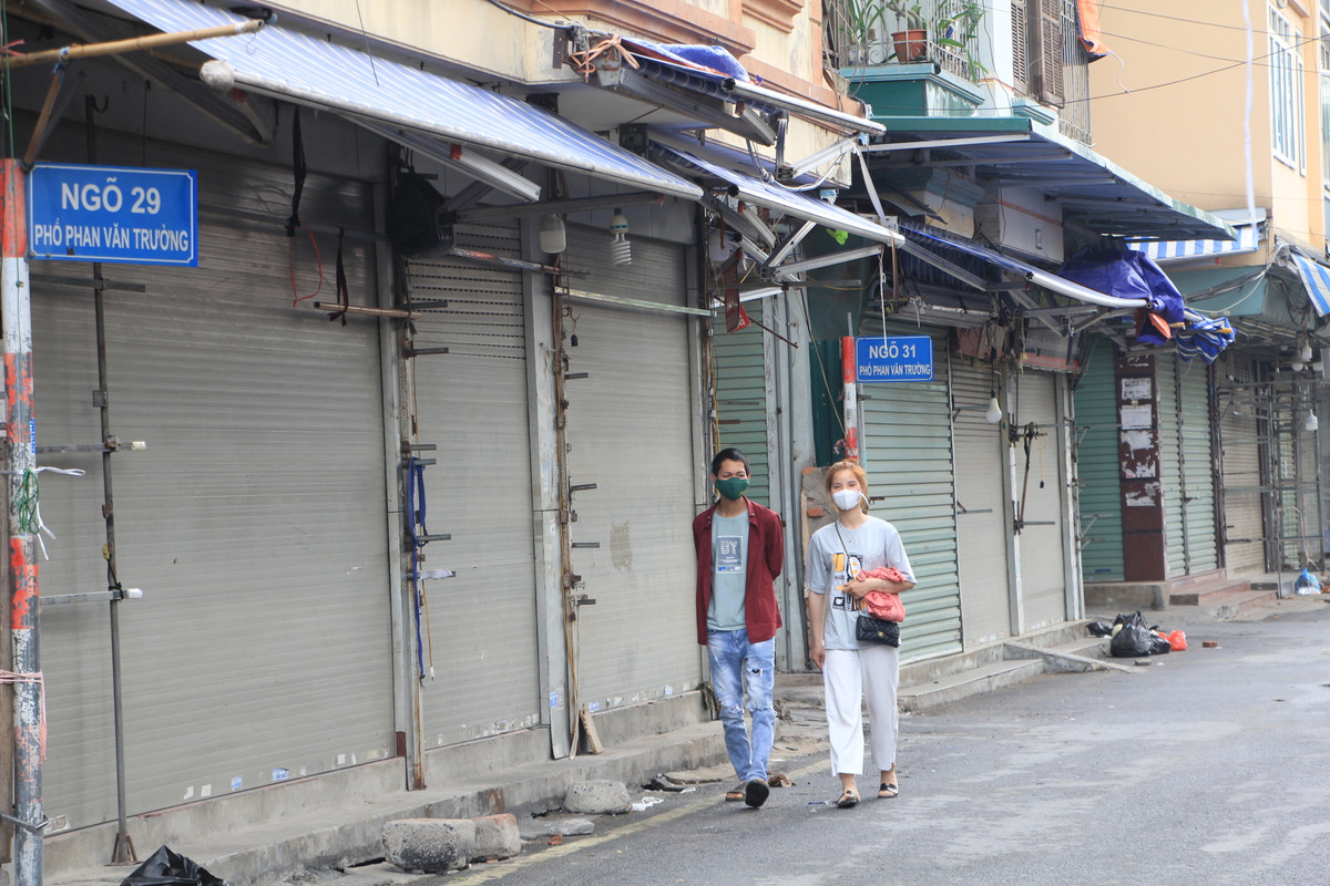 Do không biết chợ Nhà Xanh tạm ngừng hoạt động nên thi thoảng vẫn có một số thanh niên ghé qua đây.