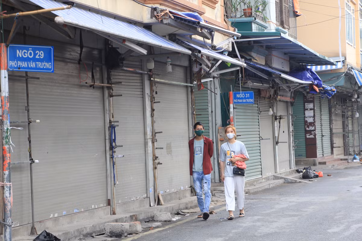 Do không biết chợ Nhà Xanh tạm ngừng hoạt động nên thi thoảng vẫn có một số thanh niên ghé qua đây.