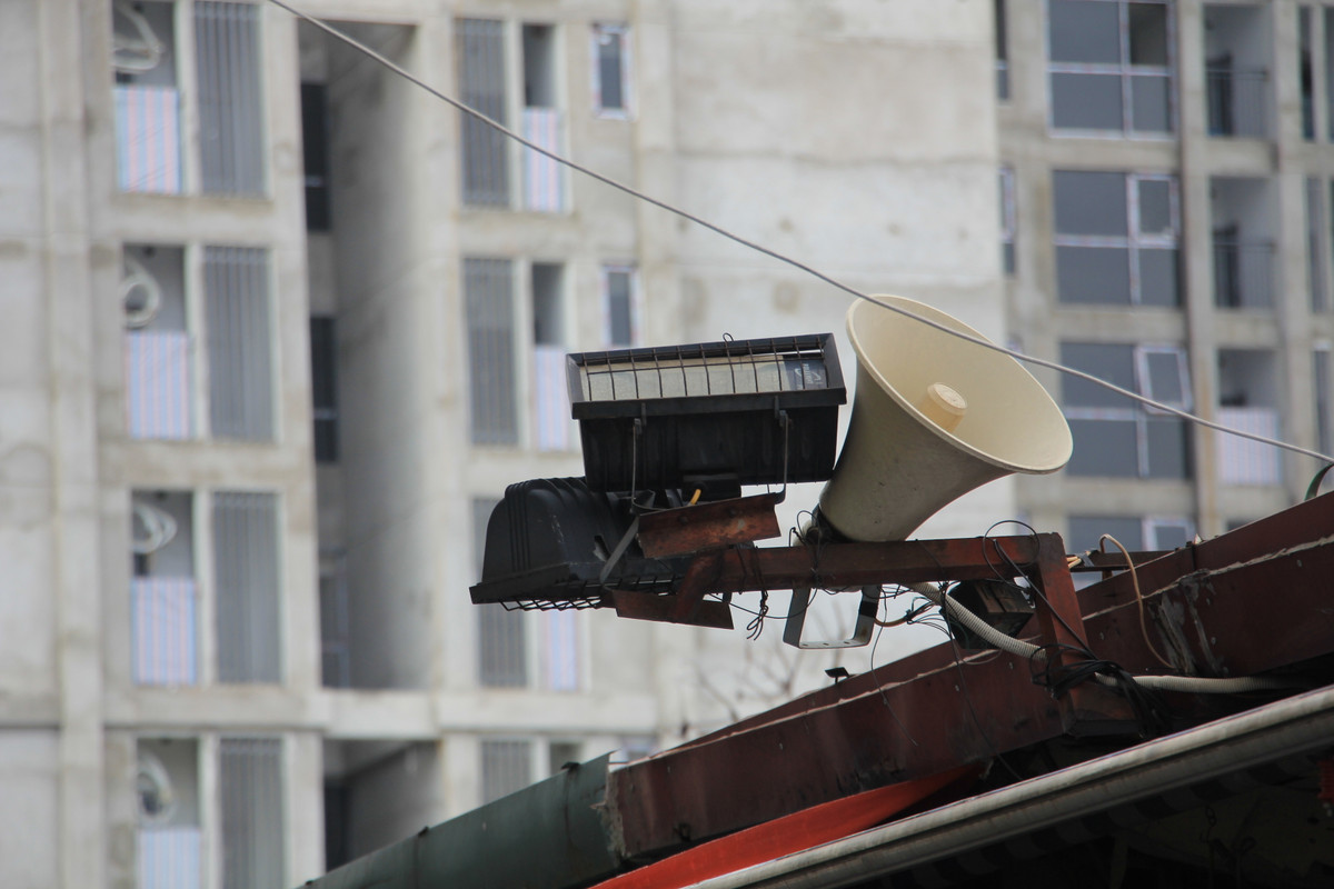 Chiếc loa chợ vẫn hoạt động với những thông điệp tuyên truyền phòng chống dịch COVID-19.