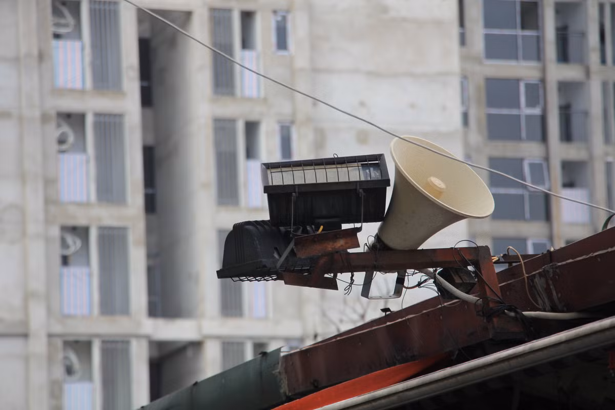 Chiếc loa chợ vẫn hoạt động với những thông điệp tuyên truyền phòng chống dịch COVID-19.