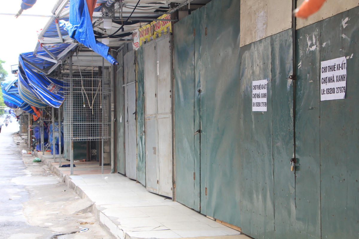 Chợ Nhà Xanh nổi tiếng là "thiên đường" của các loại quần áo, mỹ phẩm, phụ kiện của sinh viên vì nơi đây bán đồ siêu rẻ.