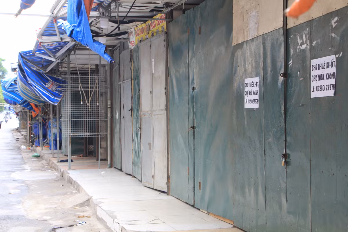 Chợ Nhà Xanh nổi tiếng là "thiên đường" của các loại quần áo, mỹ phẩm, phụ kiện của sinh viên vì nơi đây bán đồ siêu rẻ.