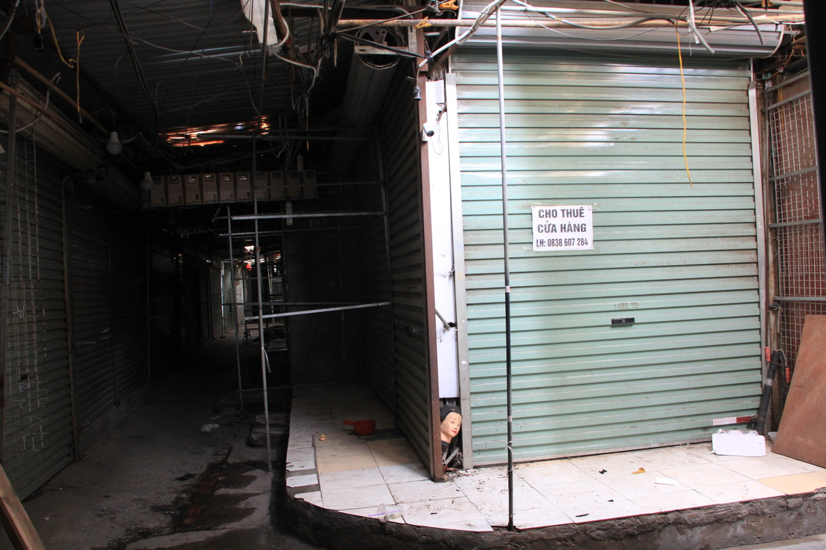 Bên trong chợ tối om vì không còn tiểu thương nào hoạt động. Toàn bộ hệ thống điện đã được tắt để phòng ngừa cháy nổ.
