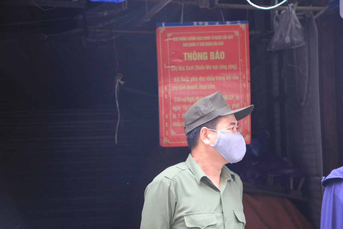 Mặc dù chợ Nhà Xanh tạm đóng cửa, ngừng hoạt động vì dịch COVID-19 nhưng vẫn có nhân viên bảo vệ thường xuyên kiểm tra, không để các ki ốt hoạt động lén lút, tập trung đông người.