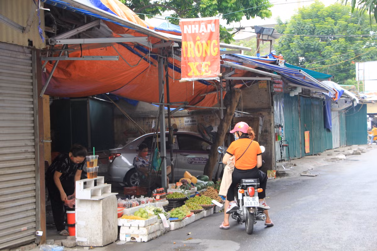 Toàn bộ khu chợ chỉ còn một sạp hoa quả hoạt động.