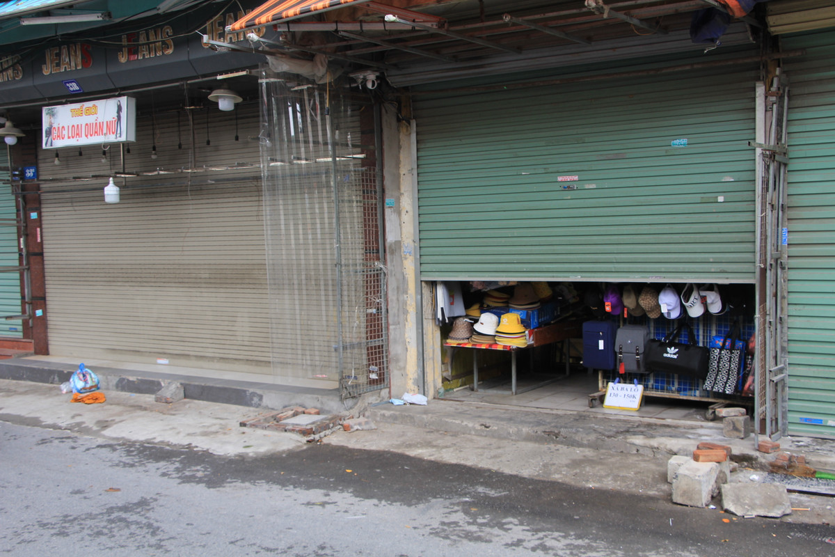 Lác đác ki ốt mở cửa cầm chừng để tranh thủ dọn dẹp và kiểm kê hàng hóa trước khi đóng hẳn.