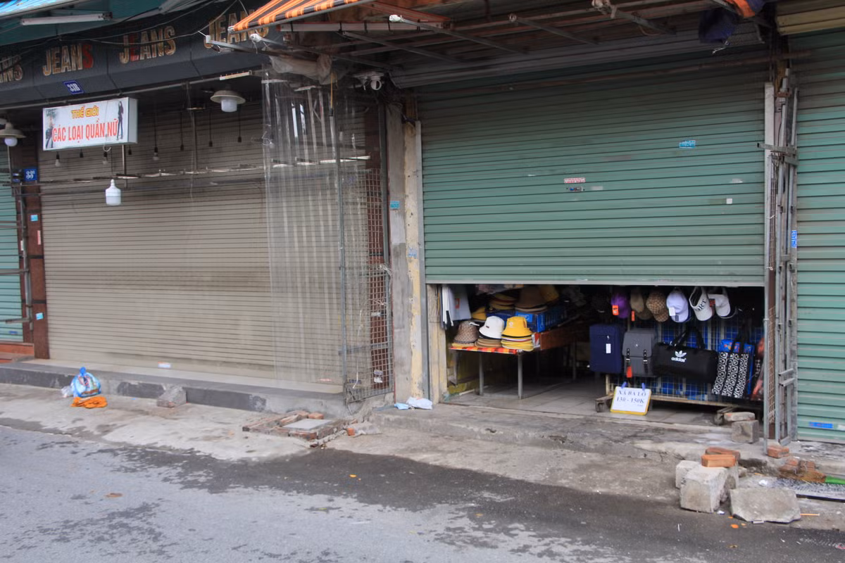 Lác đác ki ốt mở cửa cầm chừng để tranh thủ dọn dẹp và kiểm kê hàng hóa trước khi đóng hẳn.