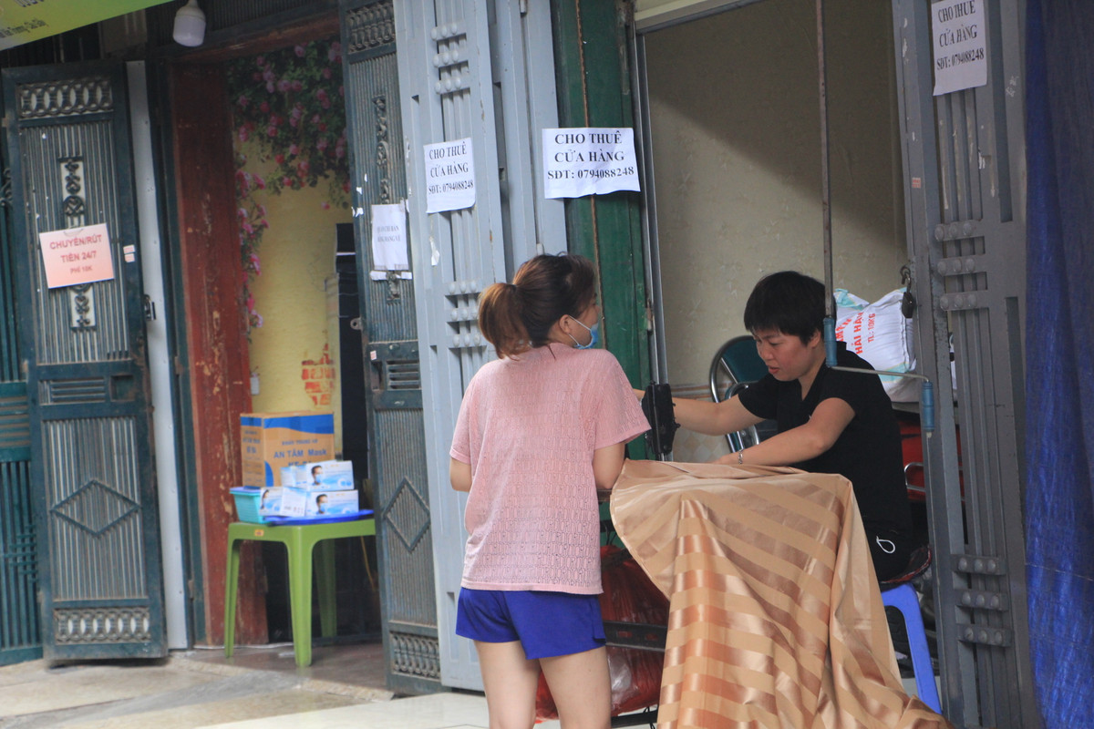 Dù vậy, một số người dân xung quanh chợ vẫn tranh thủ nhận sửa đồ và không đeo khẩu trang.