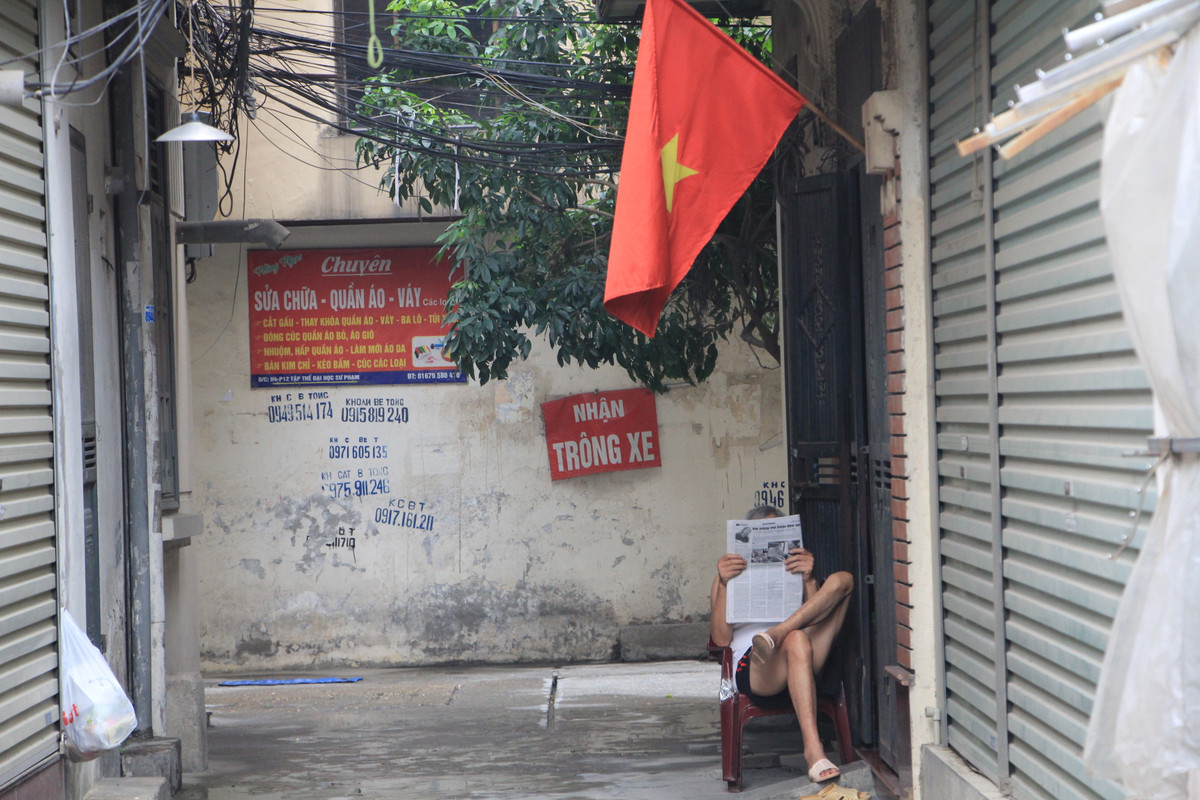 Chưa bao giờ các con ngõ của chợ Nhà Xanh vắng lặng và yên tĩnh như vậy.