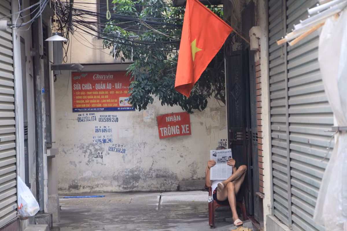 Chưa bao giờ các con ngõ của chợ Nhà Xanh vắng lặng và yên tĩnh như vậy.