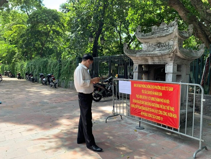 Việc dựng các tấm rào chắn nhằm ngăn chặn người dân thắp hương, đốt vàng mã xung quanh hai tấm bia Hạ Mã.