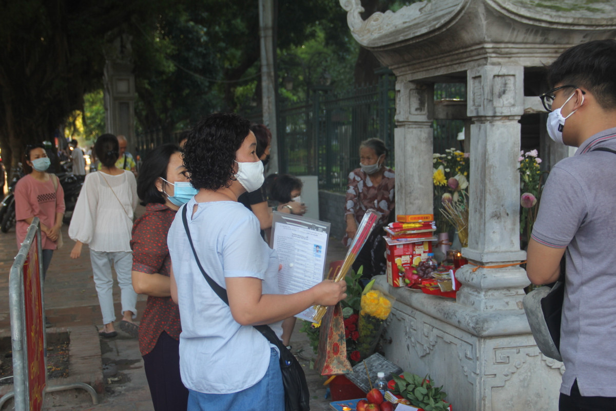 Trước đó, Báo Tri thức và Cuộc sống đã phản ánh về tình trạng nhiều phụ huynh học sinh tập trung khấn vái trước bia Hạ Mã, gây mất an toàn, nguy cơ lây lan dịch bệnh COVID-19.