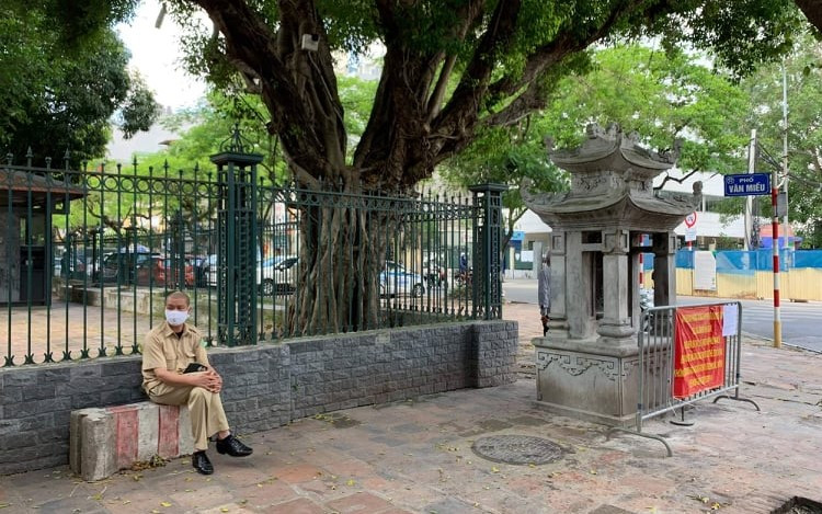 Lực lượng chức năng được bố trí canh gác để ngăn không cho người dân dâng lễ lên bia Hạ Mã.