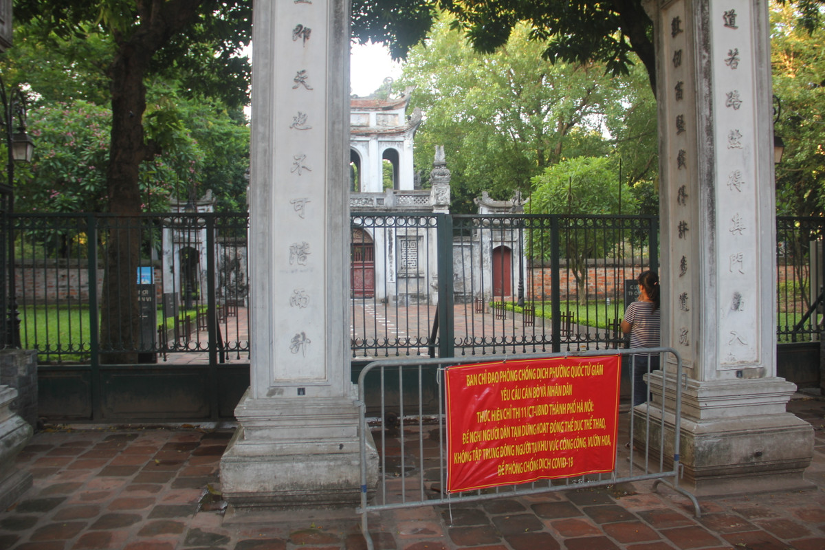 Trong bối cảnh dịch COVID-19 đang diễn biến phức tạp, TP Hà Nội không cho phép tụ tập đông người nơi công cộng; để đảm bảo tốt công tác phòng dịch, chính quyền địa phương đã cử lực lượng dân phòng, cảnh sát khu vực ứng trực tại Văn Miếu-Quốc Tử Giám để tuyên truyền nhắc nhở người dân không tụ tập đông người.